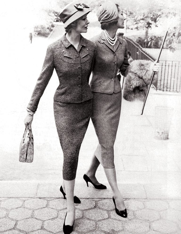Chiếc đầm bó qua gội được coi như fashion 1950 ở Pháp